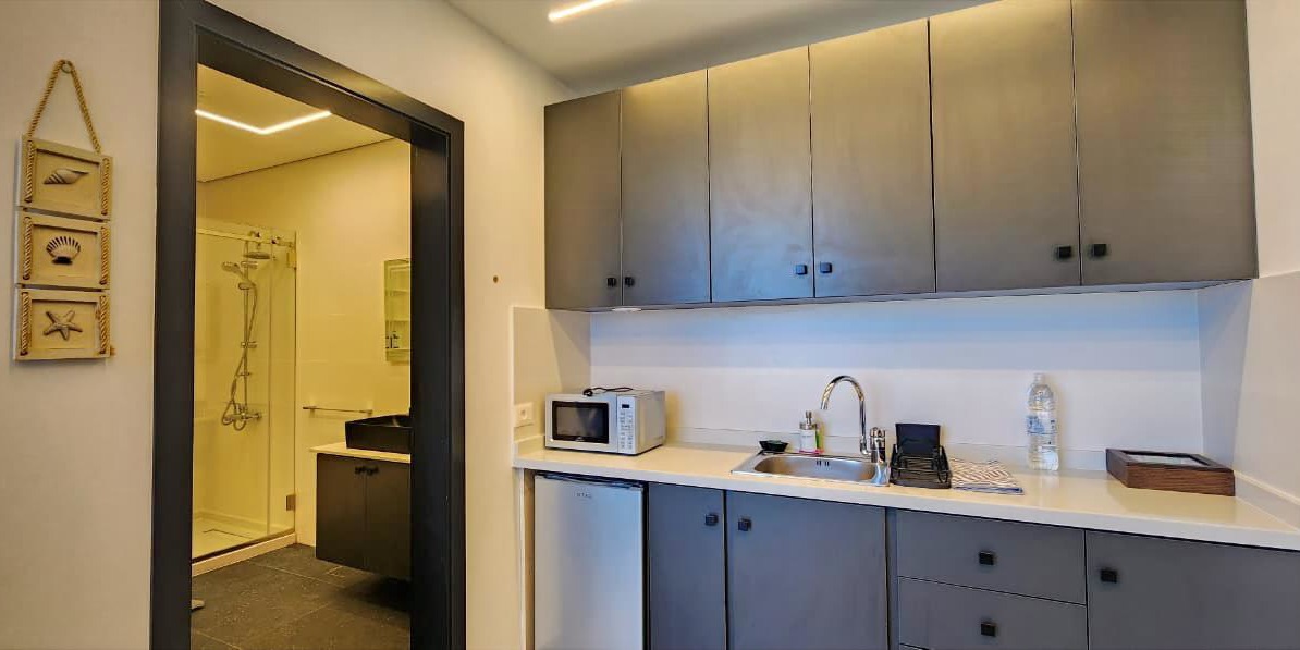 Kitchenette & ensuite bathroom